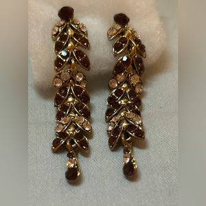 Very pretty warm brown glass rhinestone shaped like a leaf. Very good condition.